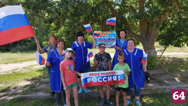 Саратовцы веломарафоном встречают День флага России
