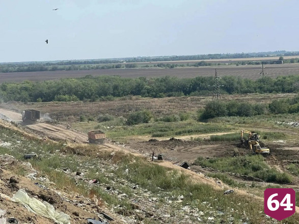 Полигон в Энгельсе тушат с помощью тяжелой техники